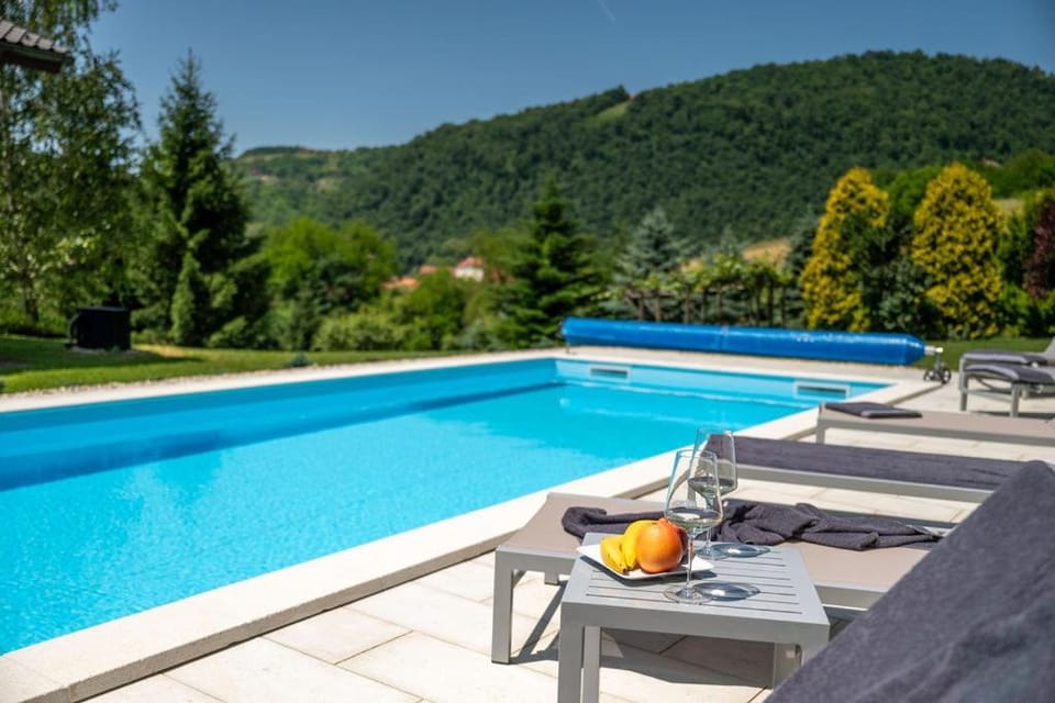Day, Natural landscape, Swimming pool, sunbed