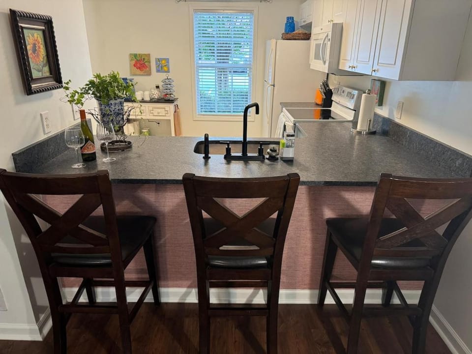 Kitchen or kitchenette, Dining area, minibar, stove