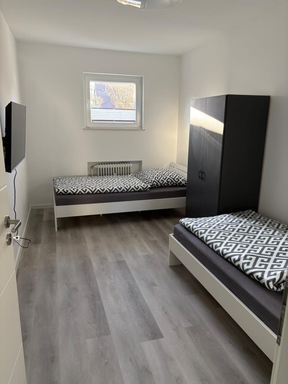 Bed, TV and multimedia, Bedroom