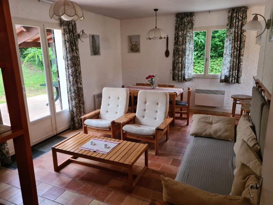 Photo of the whole room, Seating area, Dining area