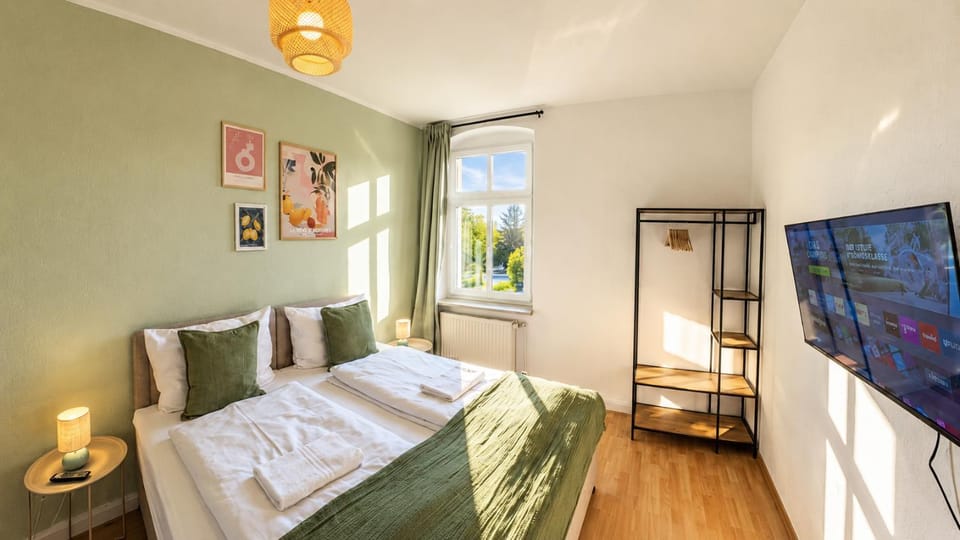 Bed, TV and multimedia, Photo of the whole room, Bedroom