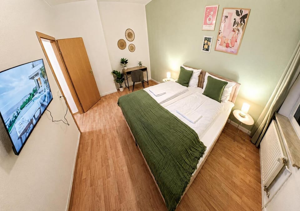 Bed, TV and multimedia, Photo of the whole room, Bedroom