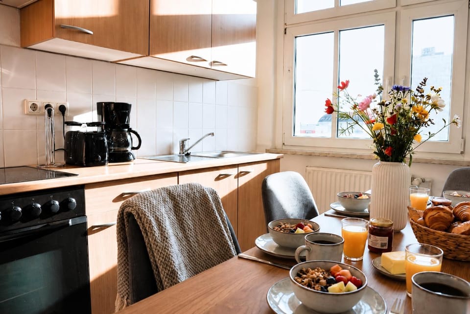 Coffee/tea facilities, Kitchen or kitchenette, Dining area, kitchen