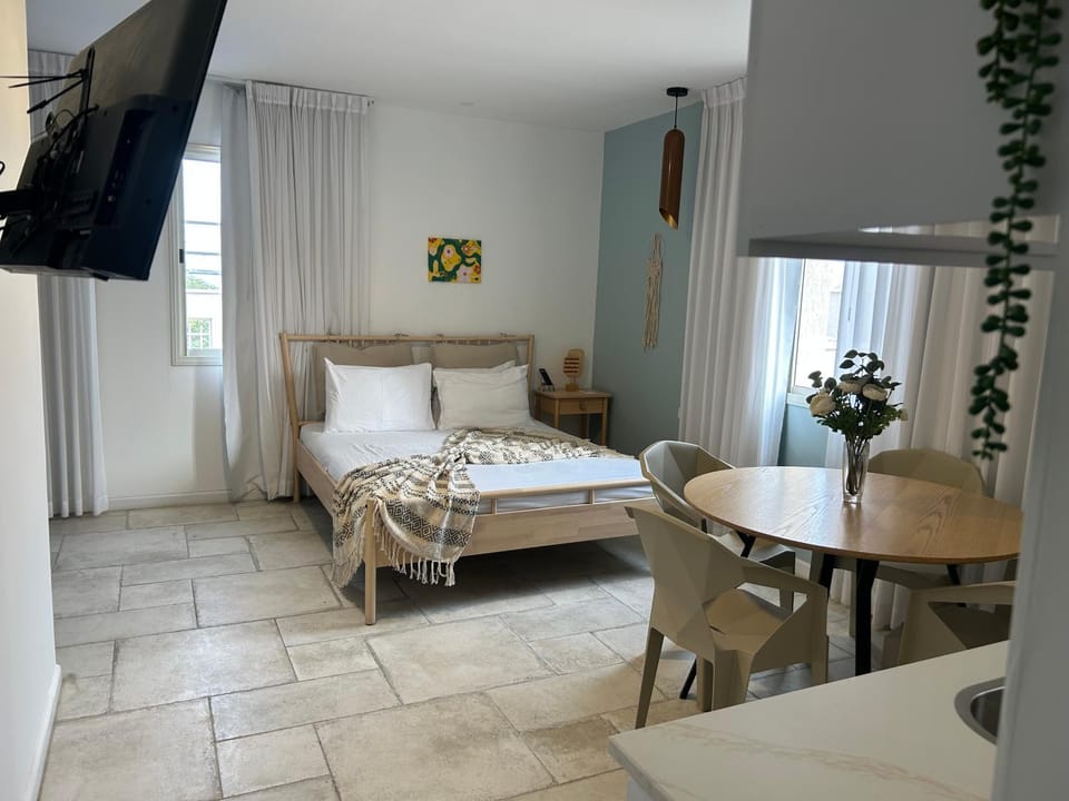 Bed, TV and multimedia, Living room, Photo of the whole room, Seating area, Dining area, Bedroom