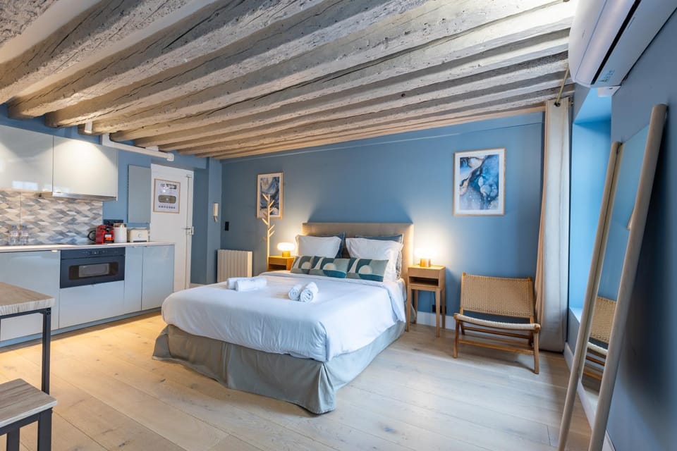 Facade/entrance, Bed, Living room