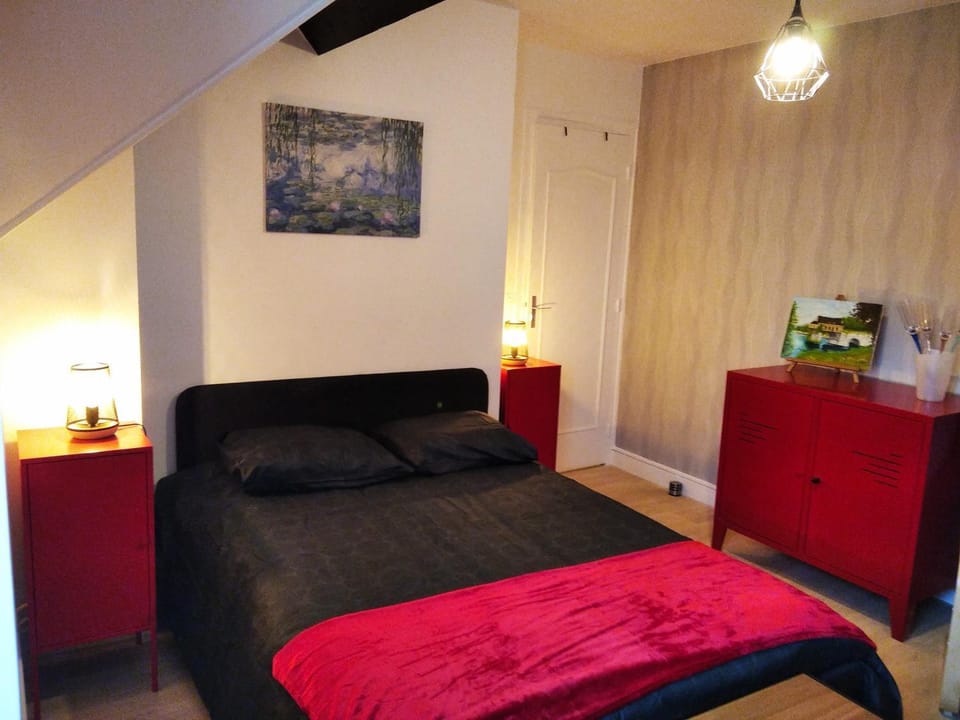 Bed, Living room, Photo of the whole room, Seating area, Bedroom, Quiet street view