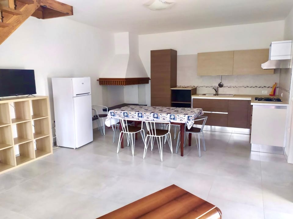 Kitchen or kitchenette, Dining area, stove