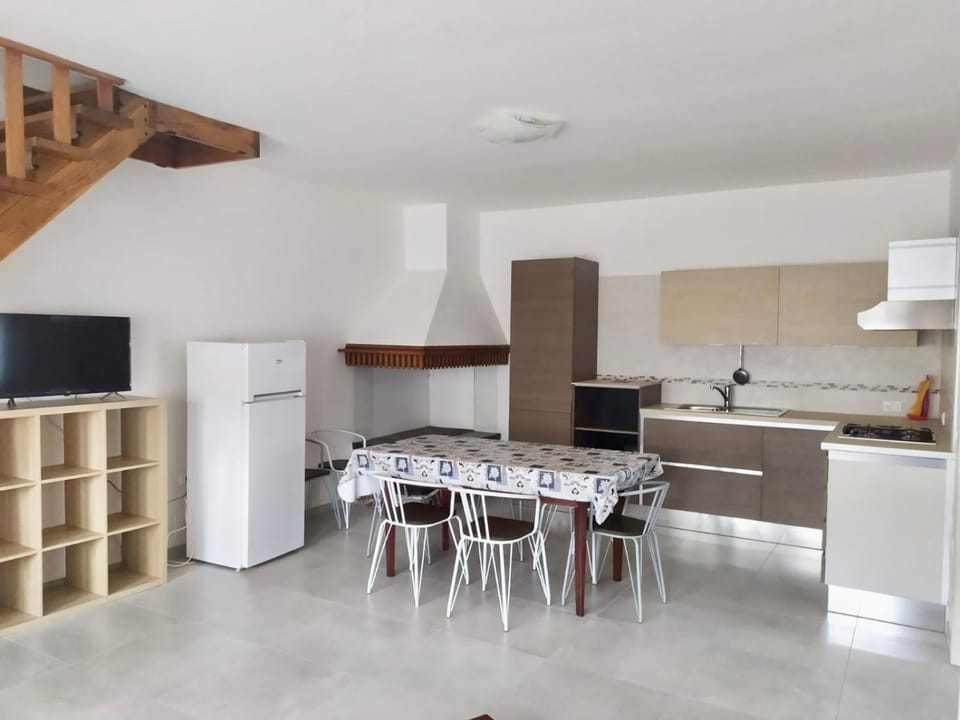 Kitchen or kitchenette, Dining area, stove