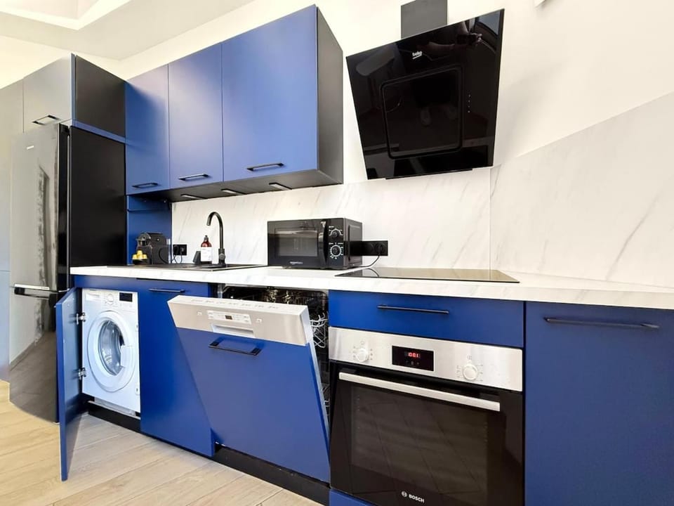 Coffee/tea facilities, Kitchen or kitchenette, dishwasher, microwave, oven, stove, washing machine