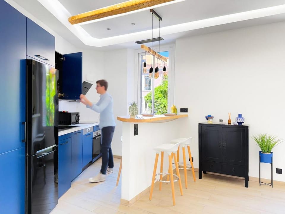Kitchen or kitchenette, microwave, oven, stove
