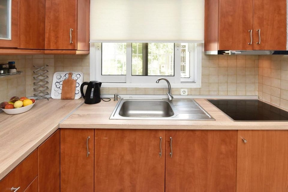 Kitchen or kitchenette, dishwasher, stove