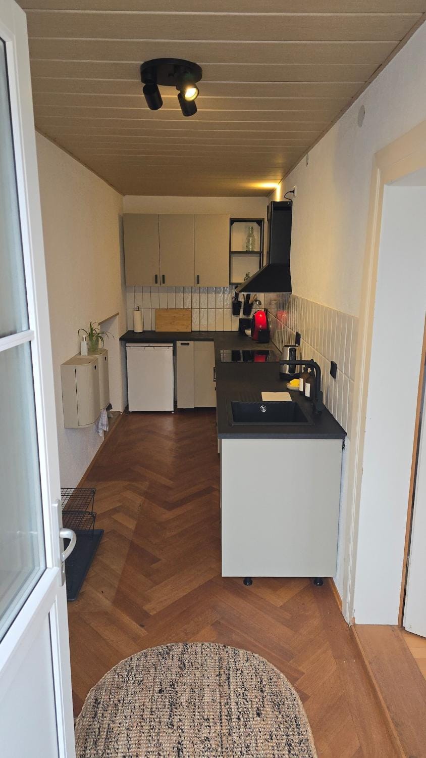 Kitchen or kitchenette, minibar, stove