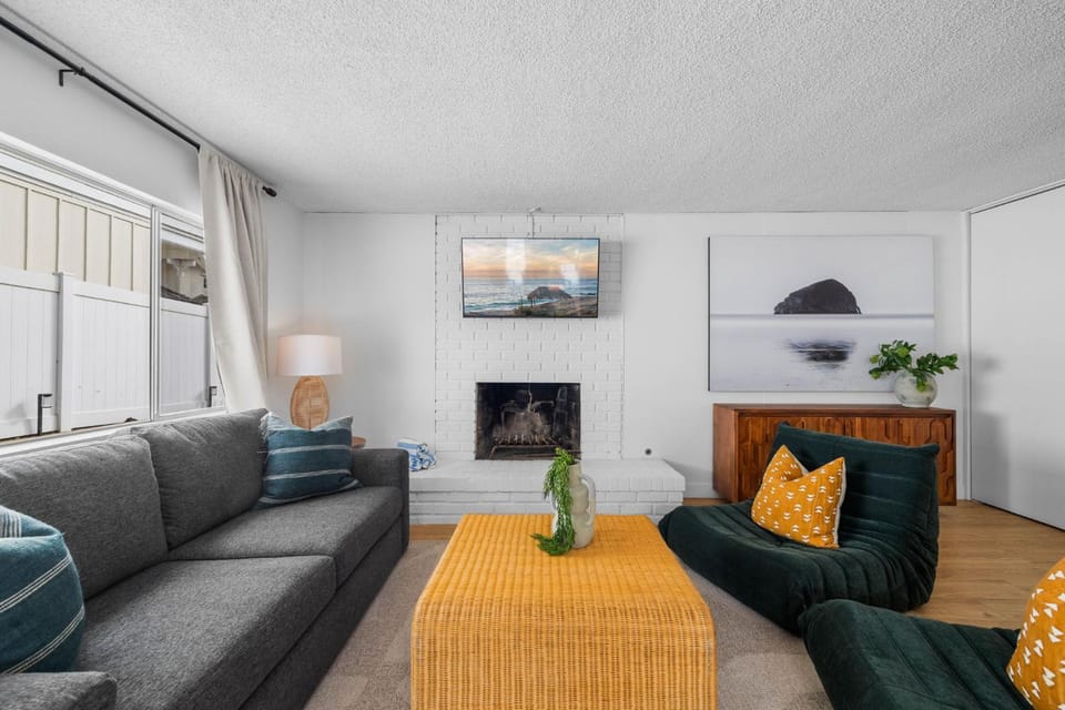 Steps to Windnsea Beach | Parking, Patio, Location! House in La Jolla