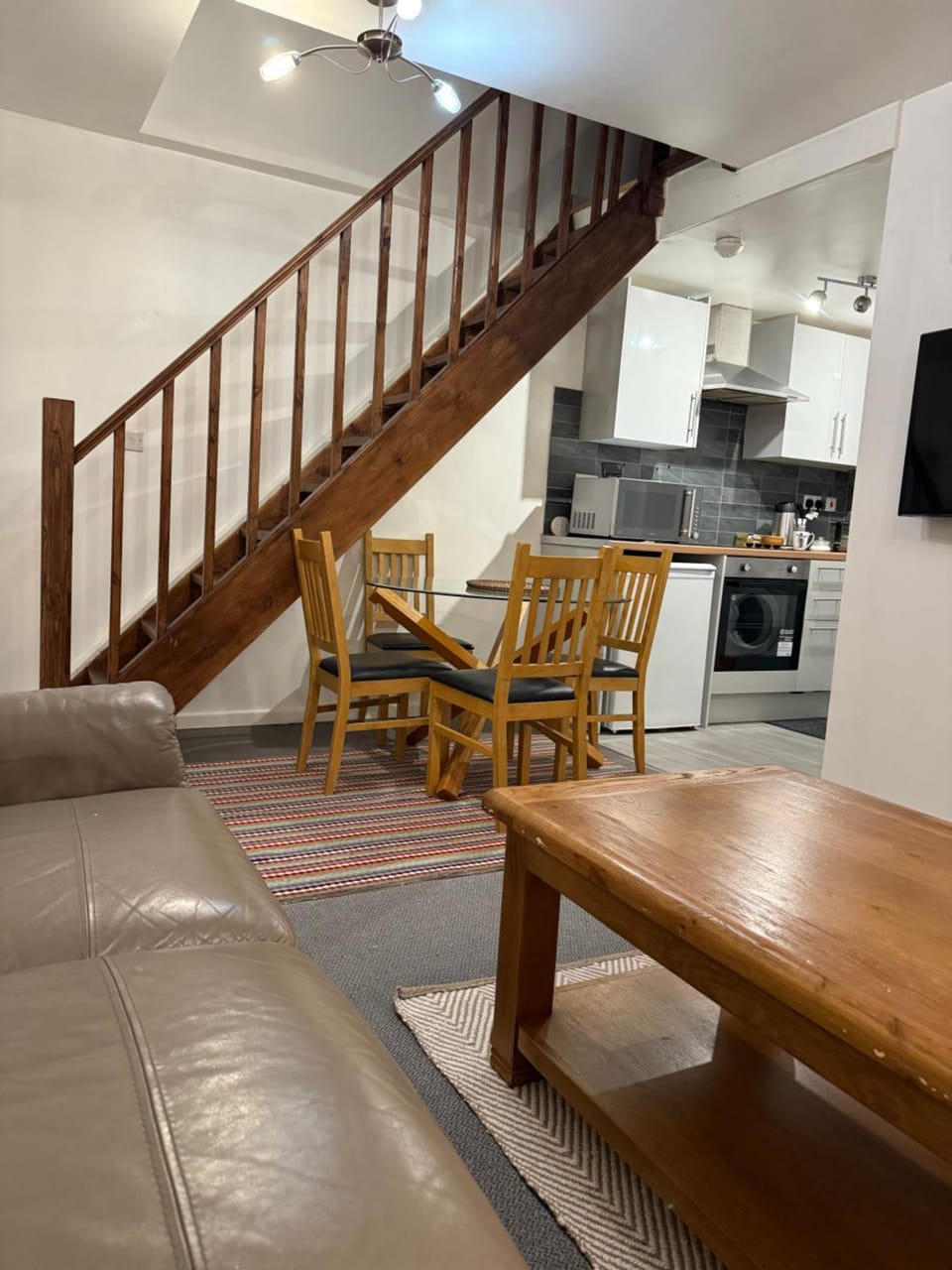 Top flat near town, with its own private parking Apartment in Cardiff