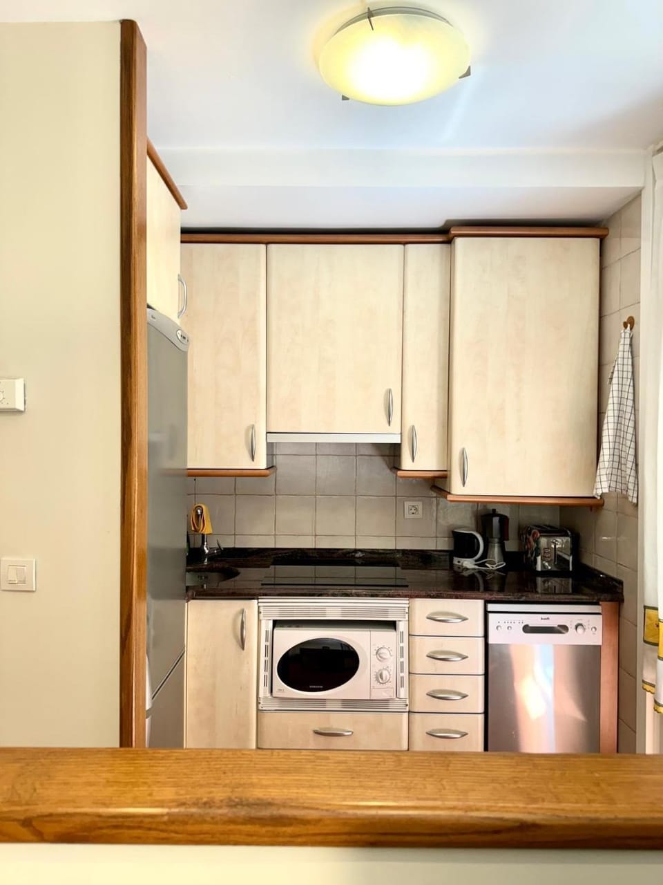 Kitchen or kitchenette, dishwasher, stove