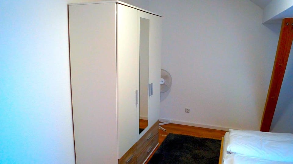 Bed, Photo of the whole room, Bedroom, internet, wardrobe