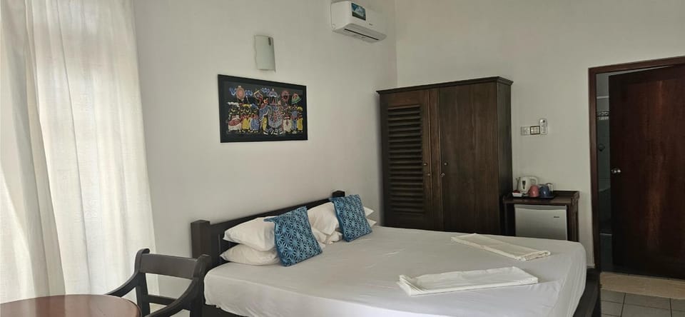Bed, Bedroom, wardrobe, air conditioner
