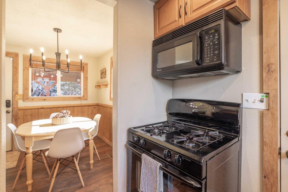 Bear Den|Jacuzzi, Steps away from trails, Dogs OK House in Southern California