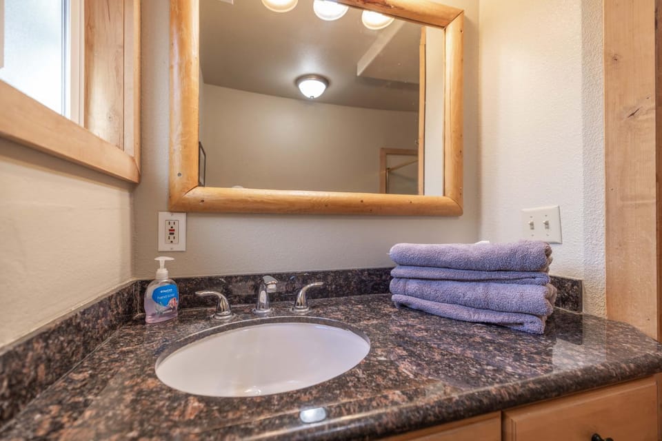 Bear Den|Jacuzzi, Steps away from trails, Dogs OK House in Southern California