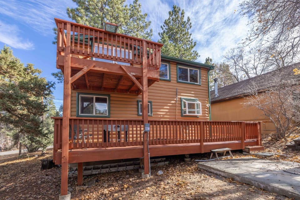 Bear Den|Jacuzzi, Steps away from trails, Dogs OK House in Southern California
