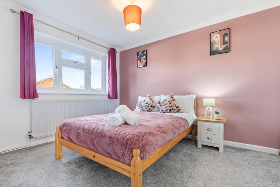 Modern 3BR Home by Hyped Properties Best for Groups & Contractors Flexible Stays Near Centre with Free Parking Apartment in Wolverhampton