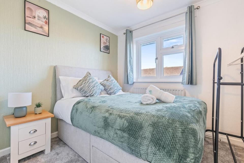 Modern 3BR Home by Hyped Properties Best for Groups & Contractors Flexible Stays Near Centre with Free Parking Apartment in Wolverhampton