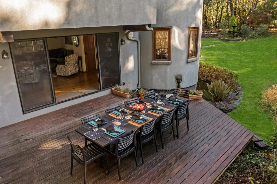 Property building, Patio, Day, Garden, Food and drinks, Dining area, Food, Garden view