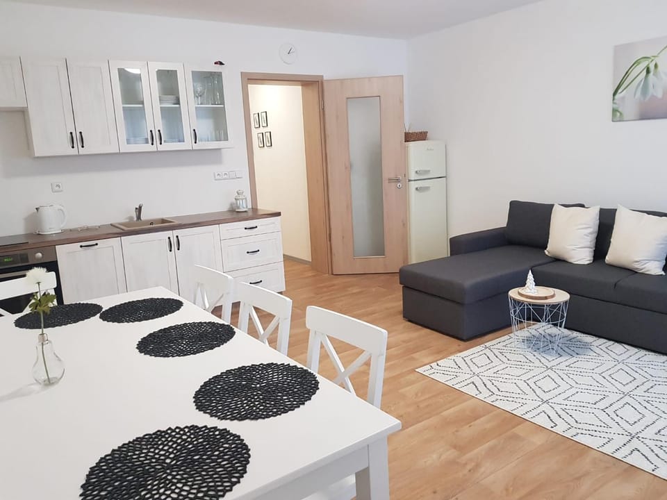 Kitchen or kitchenette, Living room, Seating area, Dining area