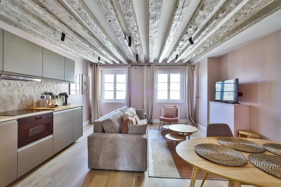 Elegant apartment in the heart of the Marais Apartment in Paris