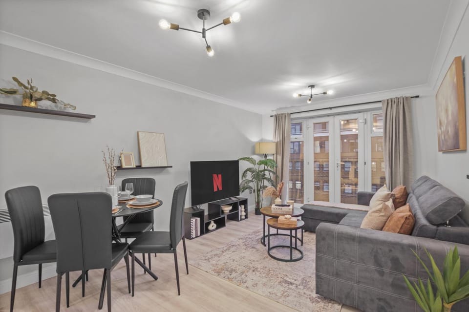 TV and multimedia, Living room, Seating area, Dining area