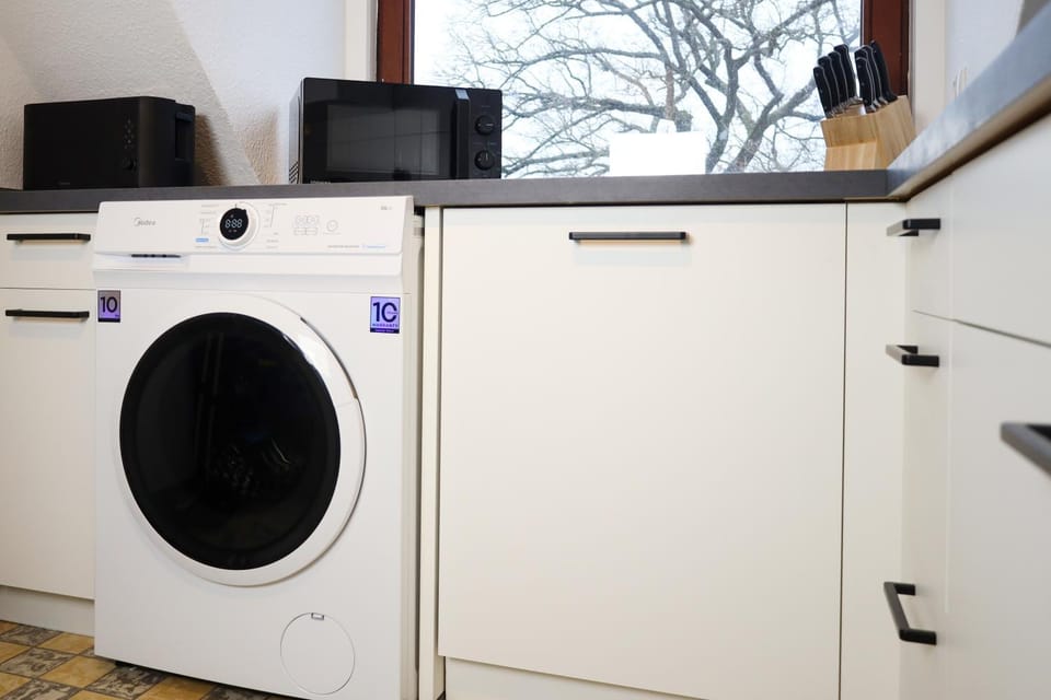 Kitchen or kitchenette, washing machine, dryer, kitchen