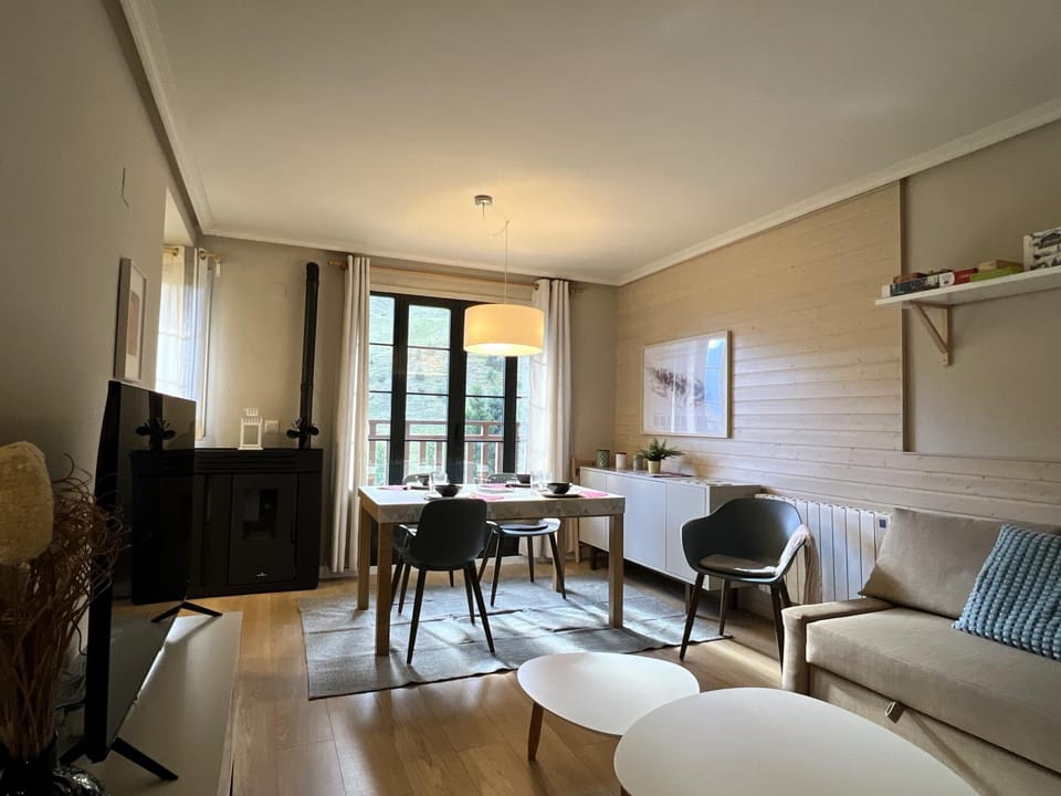 Living room, Dining area