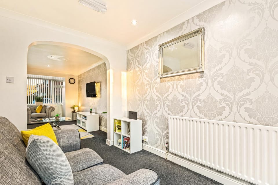 4 Bedrooms Homely House - Sleeps 8 Comfortably with 4 Double Beds, Leicester, Free Private Parking, Business Travellers, Contractors, & Holiday-Goers, Near All Major Transport Links in Leicester & City Centre House in Leicester