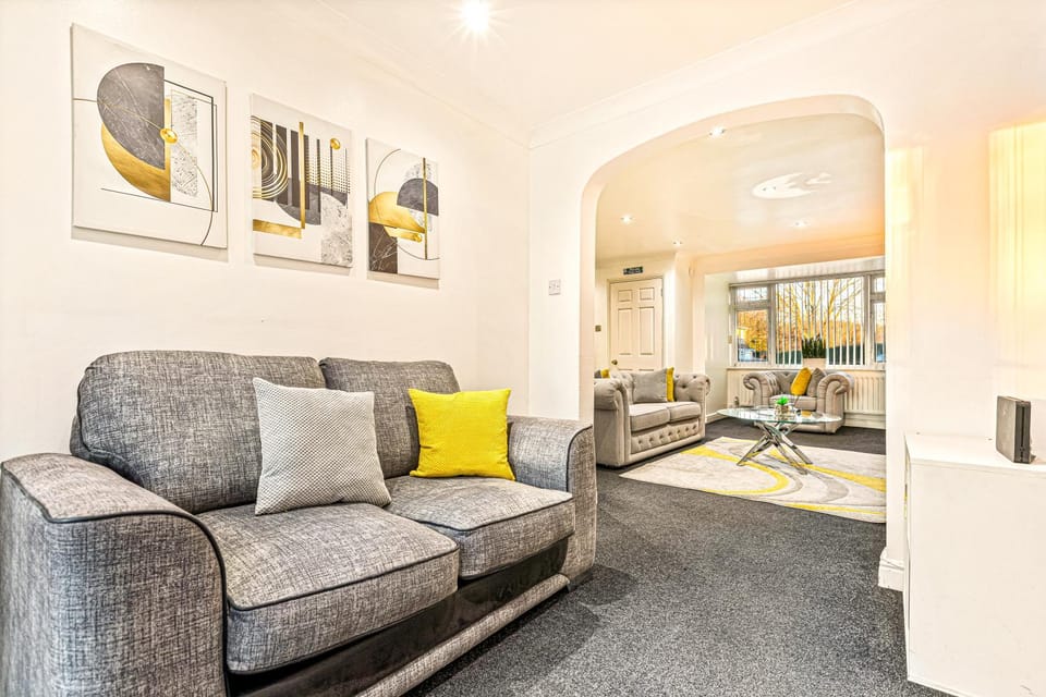 4 Bedrooms Homely House - Sleeps 8 Comfortably with 4 Double Beds, Leicester, Free Private Parking, Business Travellers, Contractors, & Holiday-Goers, Near All Major Transport Links in Leicester & City Centre House in Leicester