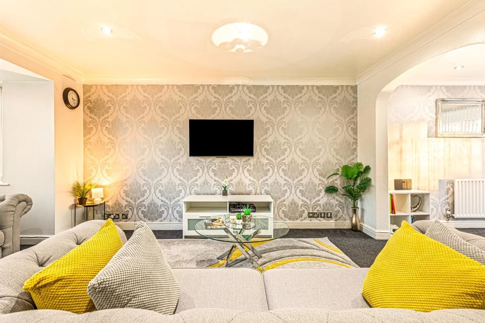 4 Bedrooms Homely House - Sleeps 8 Comfortably with 4 Double Beds, Leicester, Free Private Parking, Business Travellers, Contractors, & Holiday-Goers, Near All Major Transport Links in Leicester & City Centre House in Leicester
