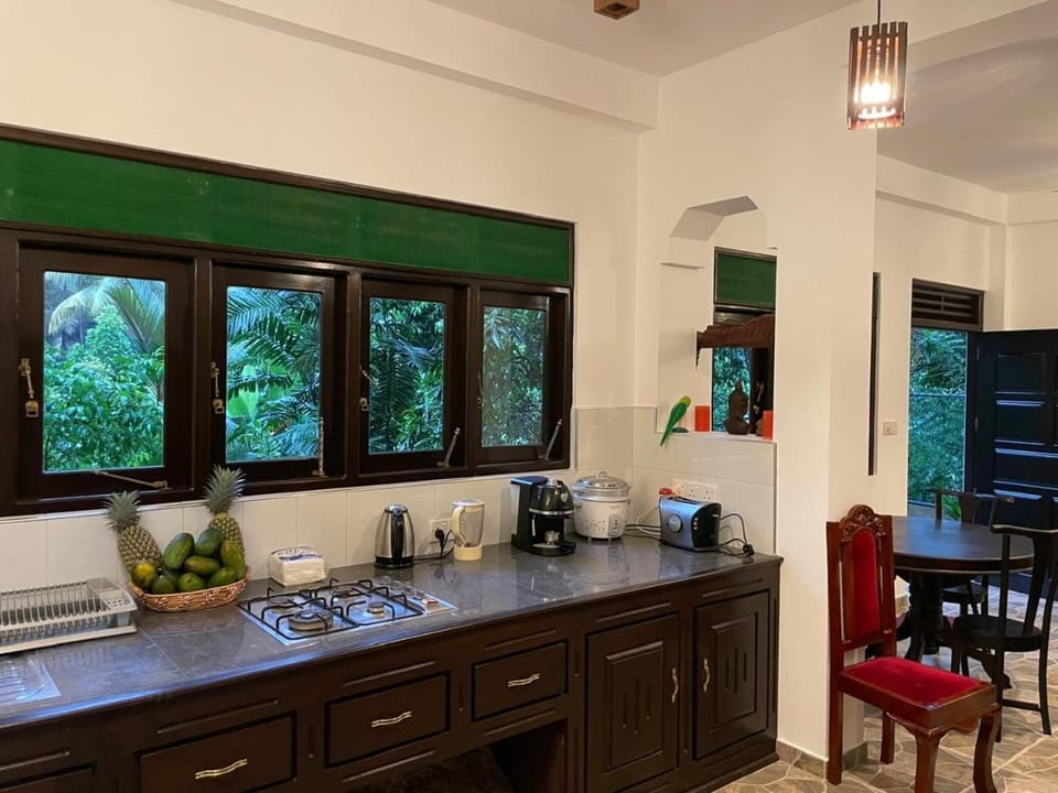Coffee/tea facilities, Kitchen or kitchenette, Dining area, toaster