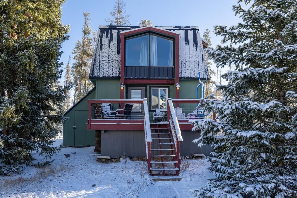 Property building, Day, Natural landscape, Winter, View (from property/room), Balcony/Terrace