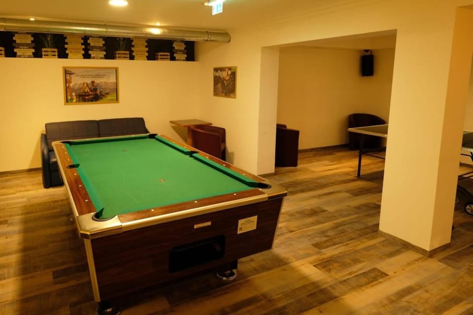 Billiard, Game Room