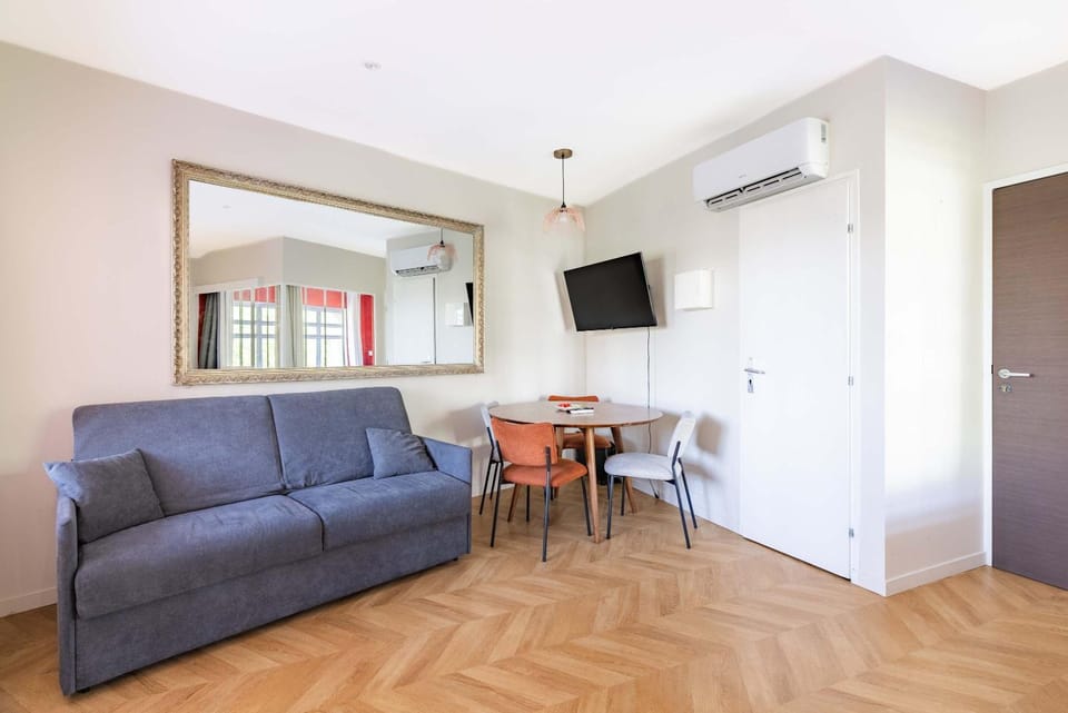 Bright apartment 2 bedrooms & air conditioning Paris 17 Apartment in Levallois-Perret