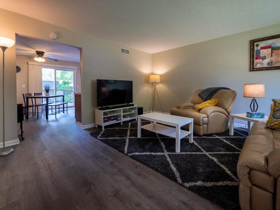 Lovely West Akron home with attached private garage Apartment in Cuyahoga Falls