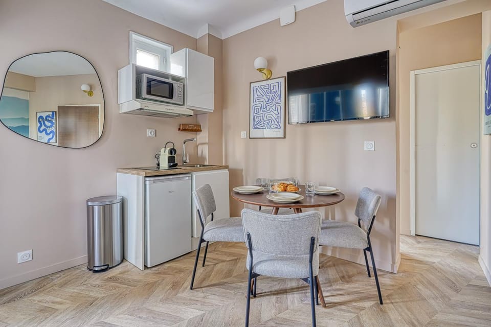 Facade/entrance, Dining area