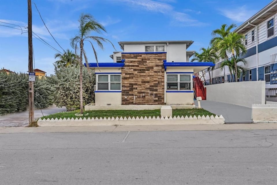 Santorini Blu Boutique Beach Studio Steps to Ocean Apartment in Hollywood Beach