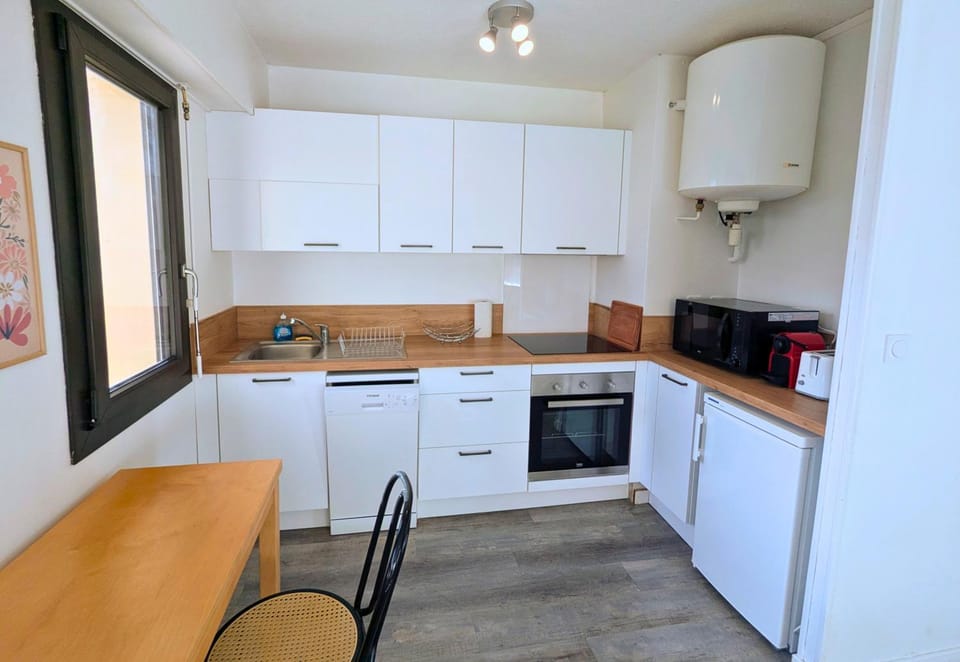 Coffee/tea facilities, Kitchen or kitchenette, Dining area, dishwasher, oven, stove, toaster