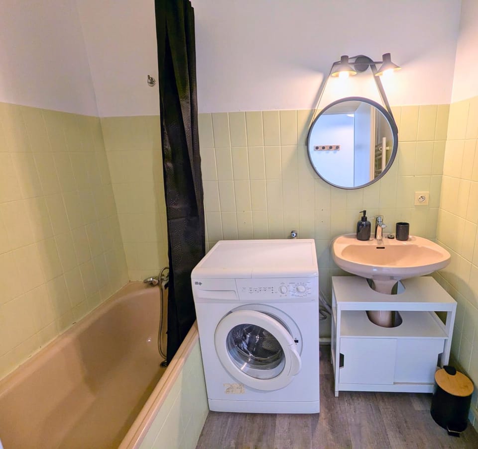 Bathroom, towels, washing machine