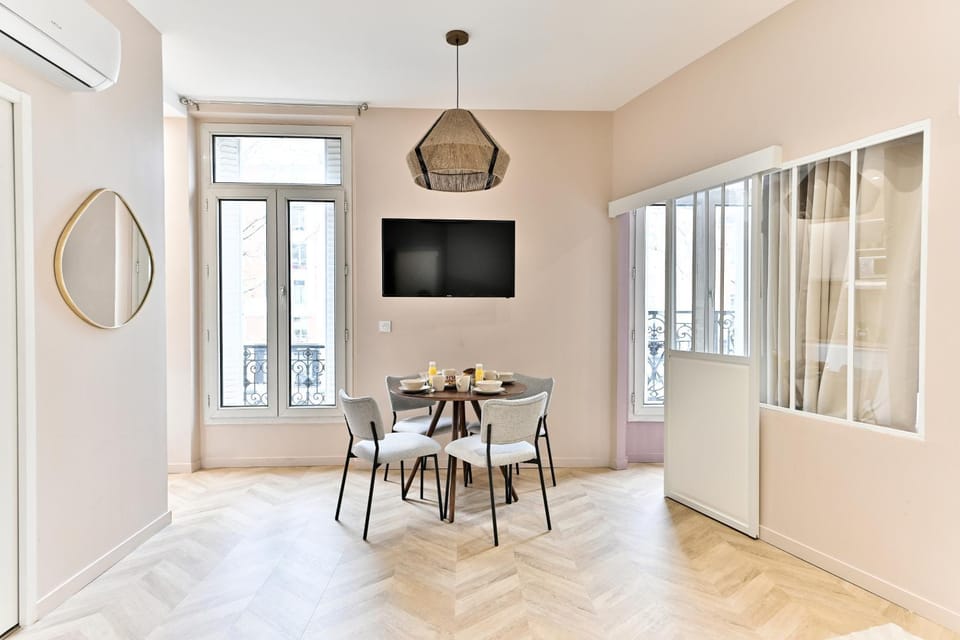 Facade/entrance, Dining area