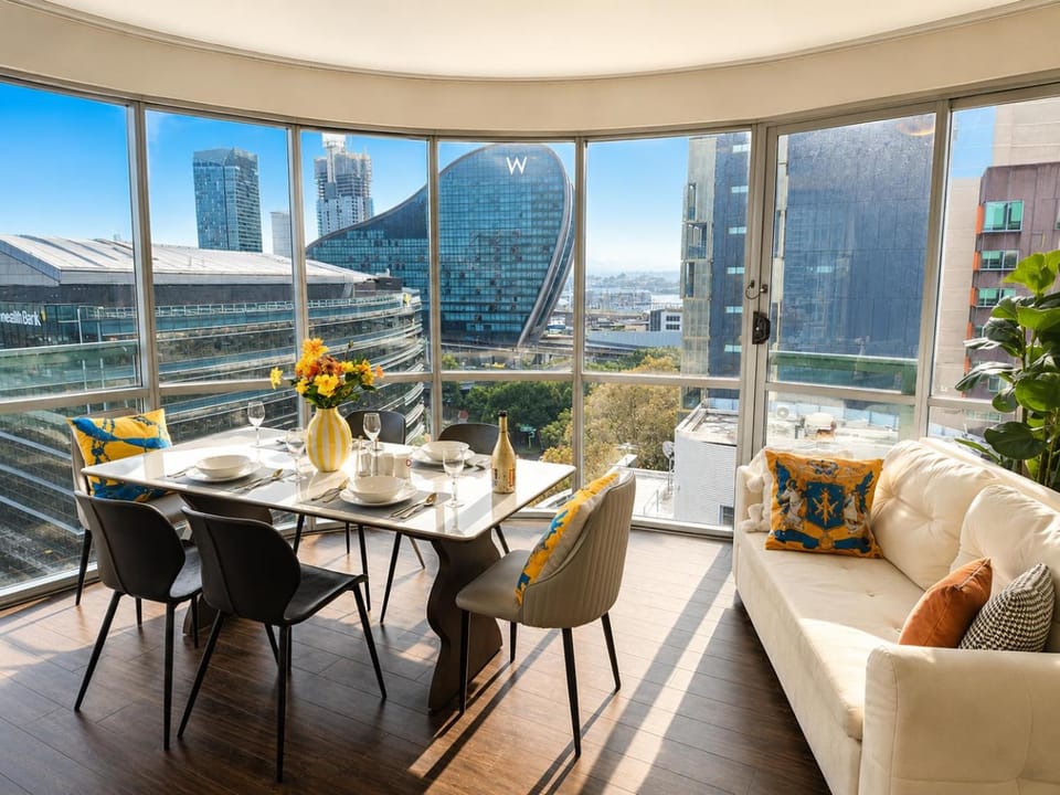 View (from property/room), Living room, Seating area, Dining area, City view