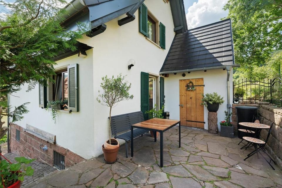Property building, Patio, Day, Garden, Balcony/Terrace, Garden view