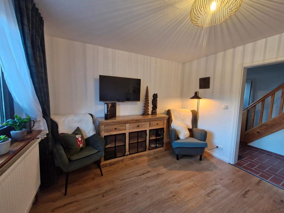 Communal lounge/ TV room, TV and multimedia, Living room, Seating area, Evening entertainment