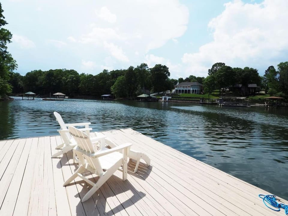 Luxurious Waterfront Home, Sleeps 12, 5 Bedrooms House in Lake Norman