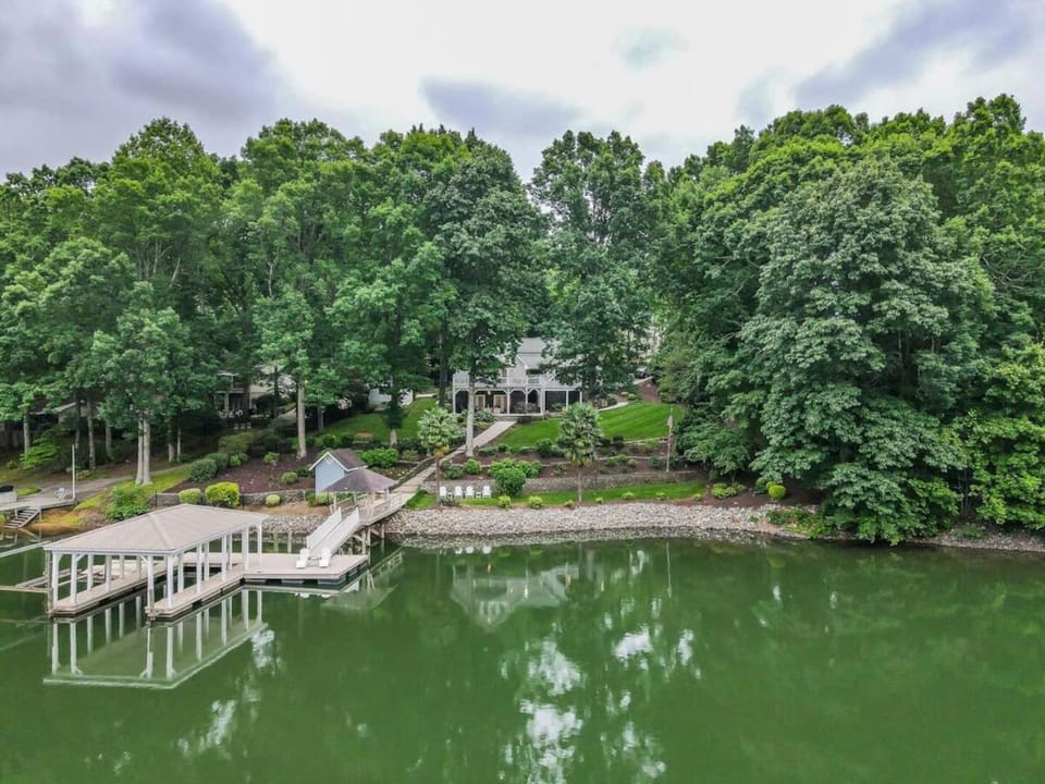 Luxurious Waterfront Home, Sleeps 12, 5 Bedrooms House in Lake Norman